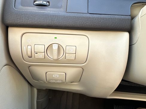 Used 2013 Volvo XC60 3.2 w/ Tailgate Pkg image 9