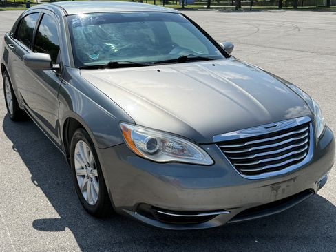 Used 2013 Chrysler 200 Touring FWD image 4