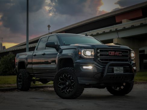 Used 2017 GMC Sierra 1500 SLE w/ SLE Value Package image 1