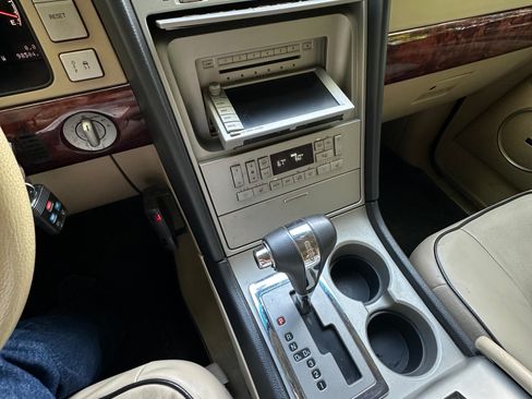 Used 2005 Lincoln Navigator 4WD image 10