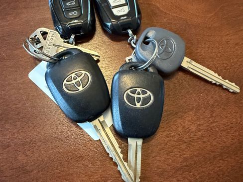 Used 2020 Toyota 4Runner SR5 AWD/4WD image 13
