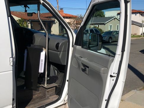 Used 2007 Ford E-350 and Econoline 350 Extended Super Duty RWD image 26