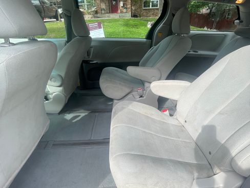 Used 2011 Toyota Sienna w/ Towing Pkg FWD image 10