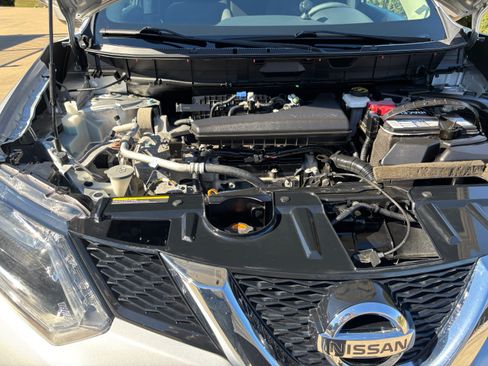 Used 2016 Nissan Rogue SV image 2