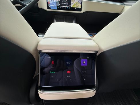 Used 2022 Tesla Model X Plaid image 10