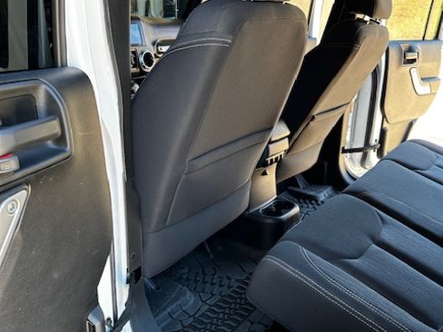 Used 2016 Jeep Wrangler Unlimited Rubicon w/ Connectivity Group AWD/4WD image 23
