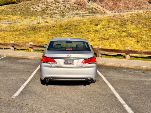 Used 2011 Toyota Avalon Limited image 4