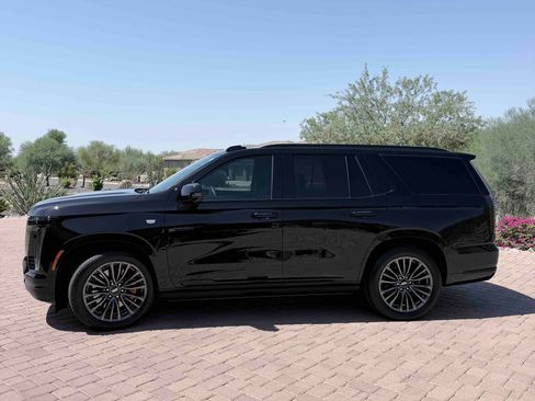 Used 2025 Cadillac Escalade Sport Platinum AWD/4WD image 4