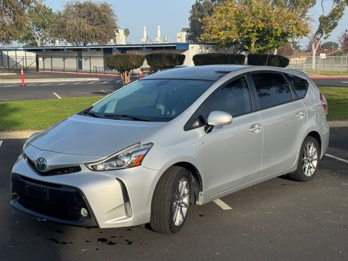 Used 2017 Toyota Prius V Five image 1