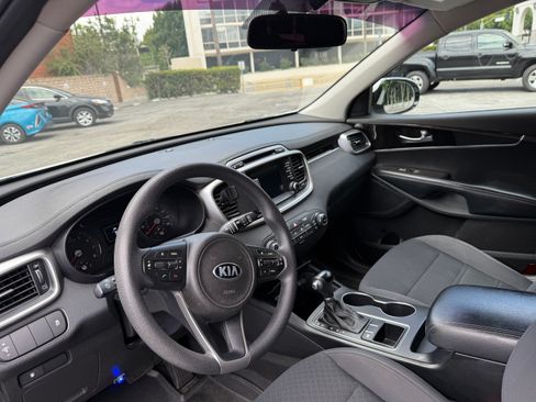 Used 2018 Kia Sorento FWD image 6