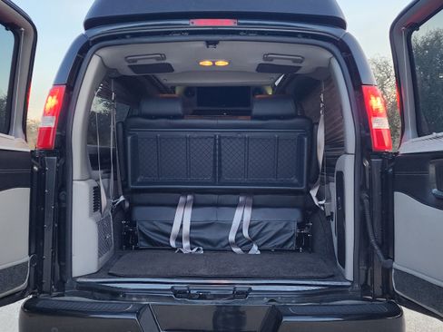 Used 2018 Chevrolet Express 2500 Extended Van 3D w/ Enhanced Convenience Package image 4