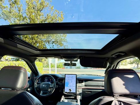 Used 2022 Ford Expedition Limited image 10