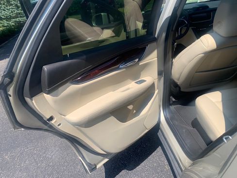 Used 2017 Cadillac XT5 Luxury w/ Driver Awareness Package FWD image 17