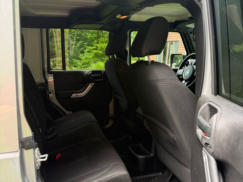 Used 2015 Jeep Wrangler Unlimited Sahara w/ Dual Top Group AWD/4WD image 9