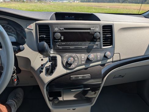 Used 2011 Toyota Sienna LE w/ Towing Pkg image 13