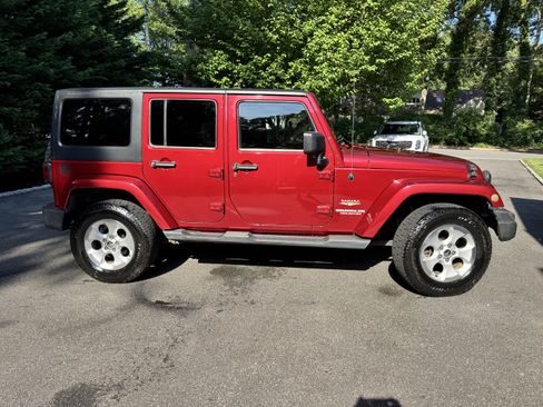 Used 2013 Jeep Wrangler Unlimited Sahara w/ Dual Top Group AWD/4WD image 4