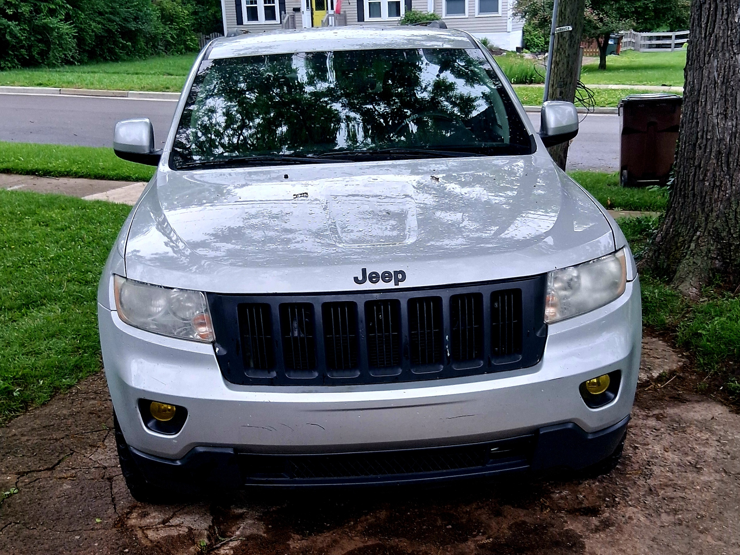Used 2012 Jeep Grand Cherokee Laredo w/ Laredo E Group AWD/4WD image 2
