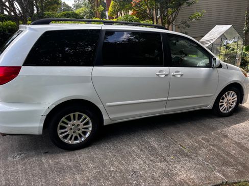 Used 2009 Toyota Sienna XLE w/ Towing Prep Pkg FWD image 10