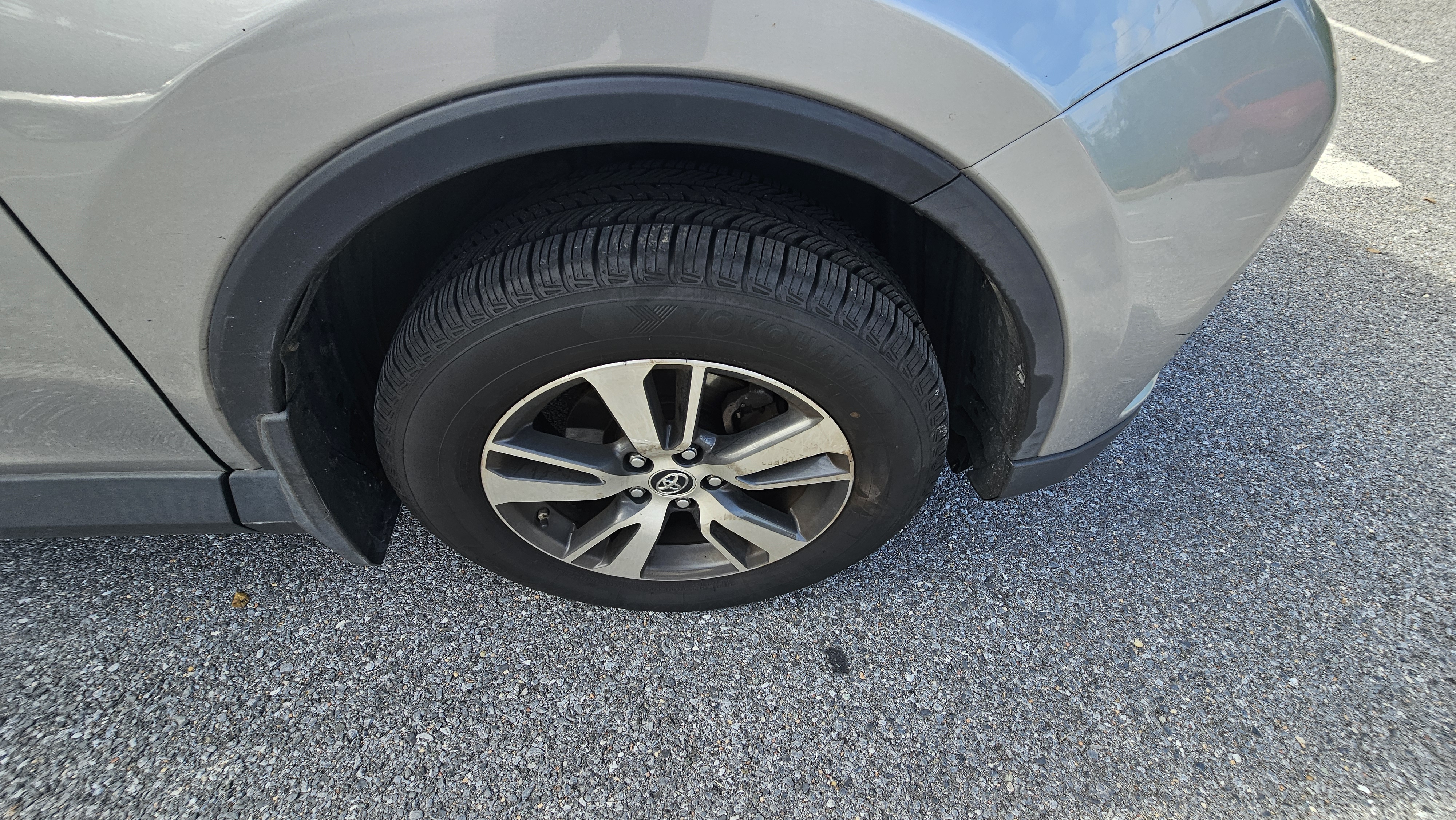 Used 2018 Toyota RAV4 XLE AWD/4WD image 2