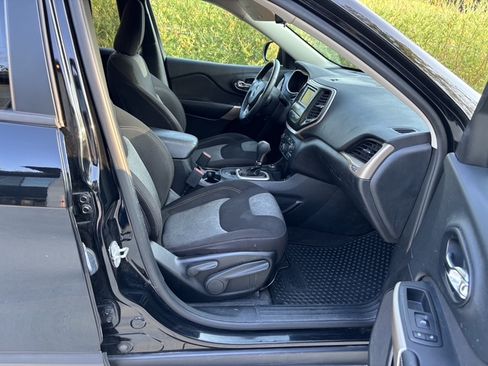 Used 2018 Jeep Cherokee Latitude w/ Altitude Package AWD/4WD image 14