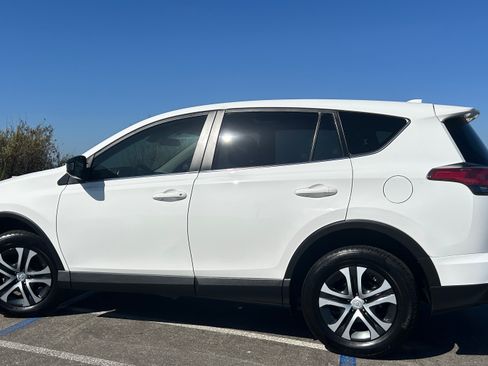 Used 2018 Toyota RAV4 LE w/ All Weather Liner Package FWD image 9
