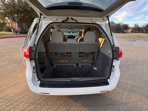 Used 2011 Toyota Sienna LE image 19