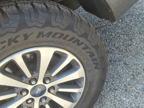 Used 2017 Ford Expedition XLT image 2