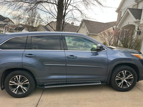 Used 2016 Toyota Highlander XLE image 2