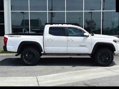 Used 2017 Toyota Tacoma TRD Off-Road w/ Tow Package (A/T) image 2