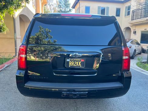 Used 2018 Chevrolet Suburban LT w/ Luxury Package image 5