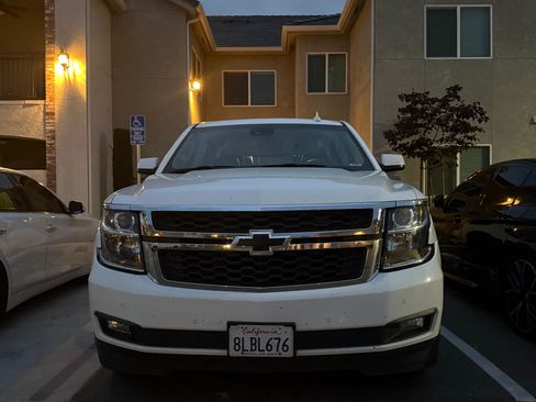 Used 2019 Chevrolet Suburban LT image 2