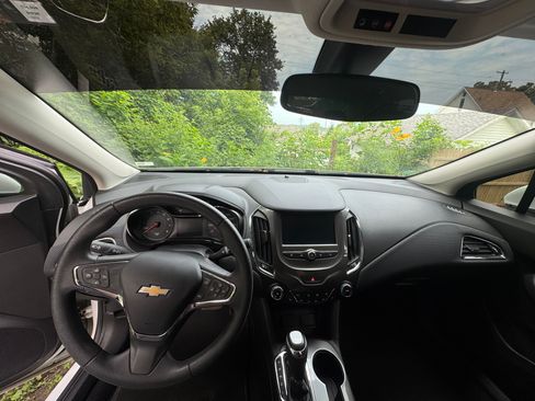 Used 2018 Chevrolet Cruze LT w/ Convenience Package FWD image 6