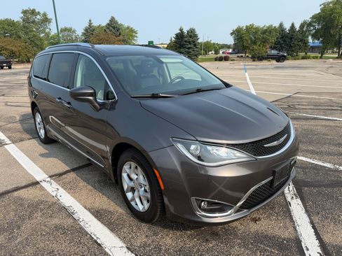Used 2017 Chrysler Pacifica Touring-L Plus w/ Tire & Wheel Group FWD image 9