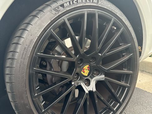 Used 2022 Porsche Cayenne E-Hybrid Coupe AWD/4WD image 5