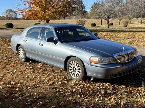 Used 2004 Lincoln Town Car Signature image 1