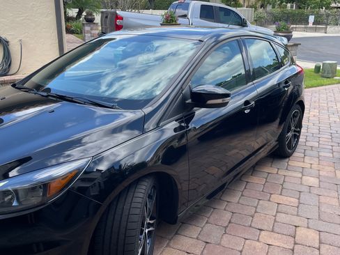 Used 2017 Ford Focus ST image 2