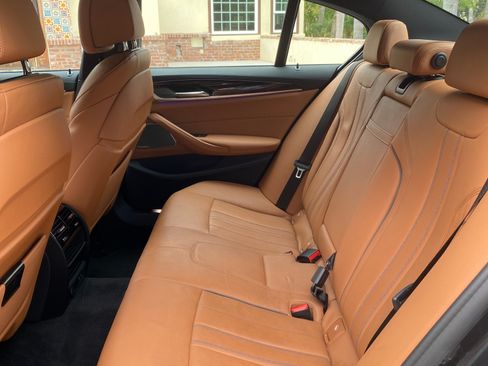 Used 2022 BMW M550i xDrive w/ Premium Package image 11