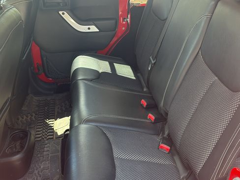Used 2015 Jeep Wrangler Unlimited Sahara AWD/4WD image 10