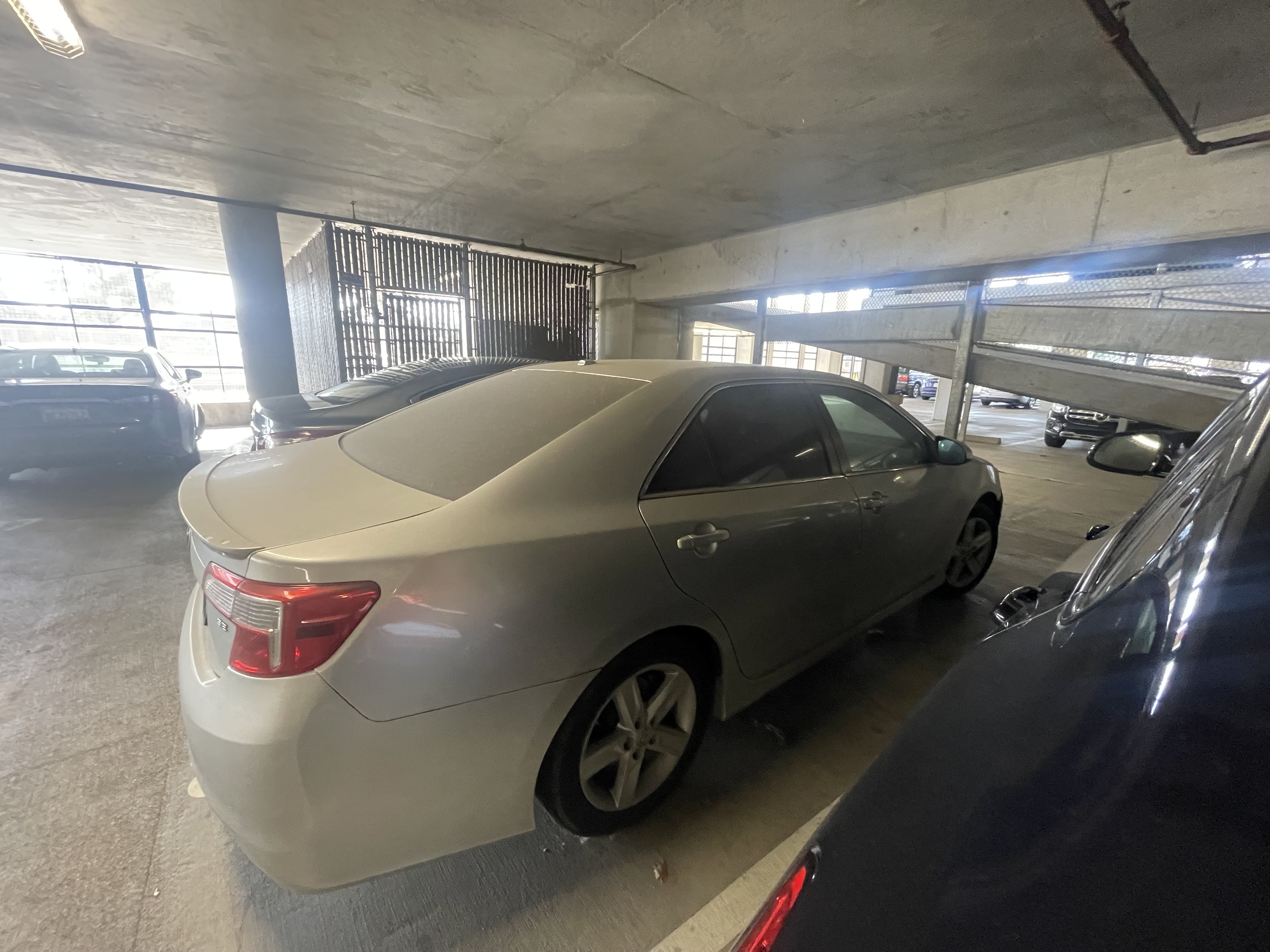 Used 2014 Toyota Camry SE w/ Moonroof Package FWD image 9