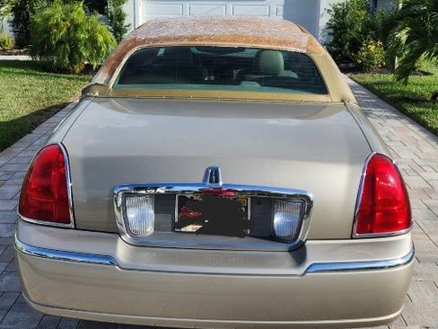 Used 2006 Lincoln Town Car Signature Limited RWD image 5