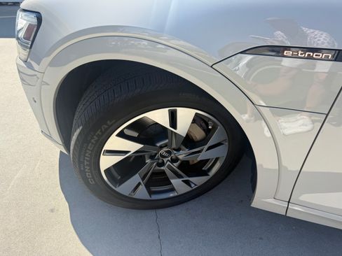 Used 2022 Audi e-tron Premium w/ Convenience Plus Package AWD/4WD image 11