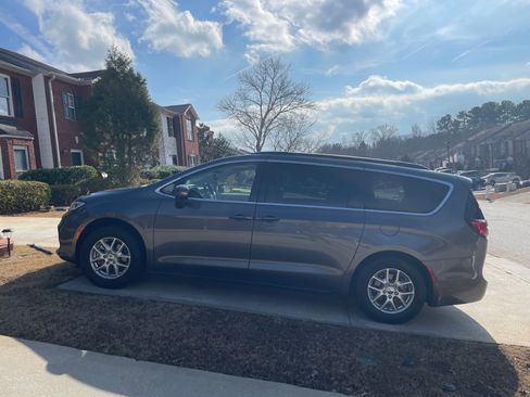 Used 2022 Chrysler Pacifica Touring-L image 12