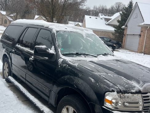 Used 2012 Lincoln Navigator L 4WD image 2