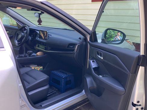 Used 2024 Nissan Rogue SV w/ SV Premium Package FWD image 2