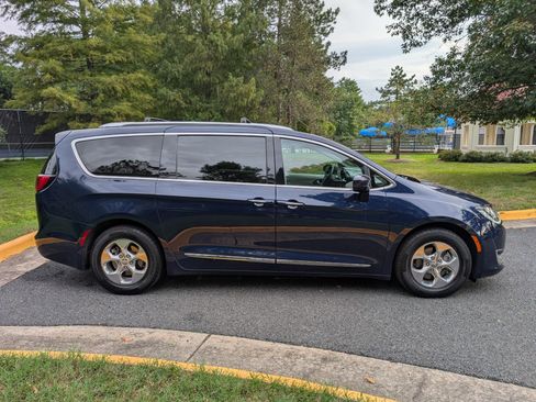 Used 2018 Chrysler Pacifica Touring-L FWD image 5