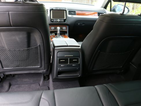 Used 2012 Volkswagen Touareg VR6 image 14