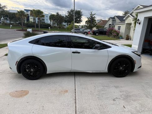 Used 2025 Toyota Prius image 1