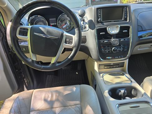 Used 2015 Chrysler Town & Country Limited Platinum image 11