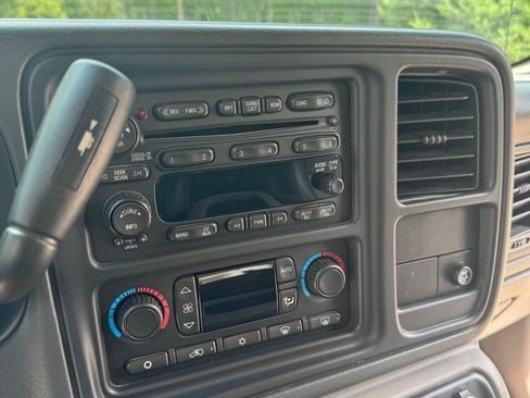 Used 2005 GMC Yukon XL SLT w/ SLT Preferred Equipment Group AWD/4WD image 13