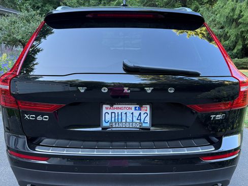 Used 2019 Volvo XC60 T5 Momentum w/ Premium Package AWD/4WD image 2